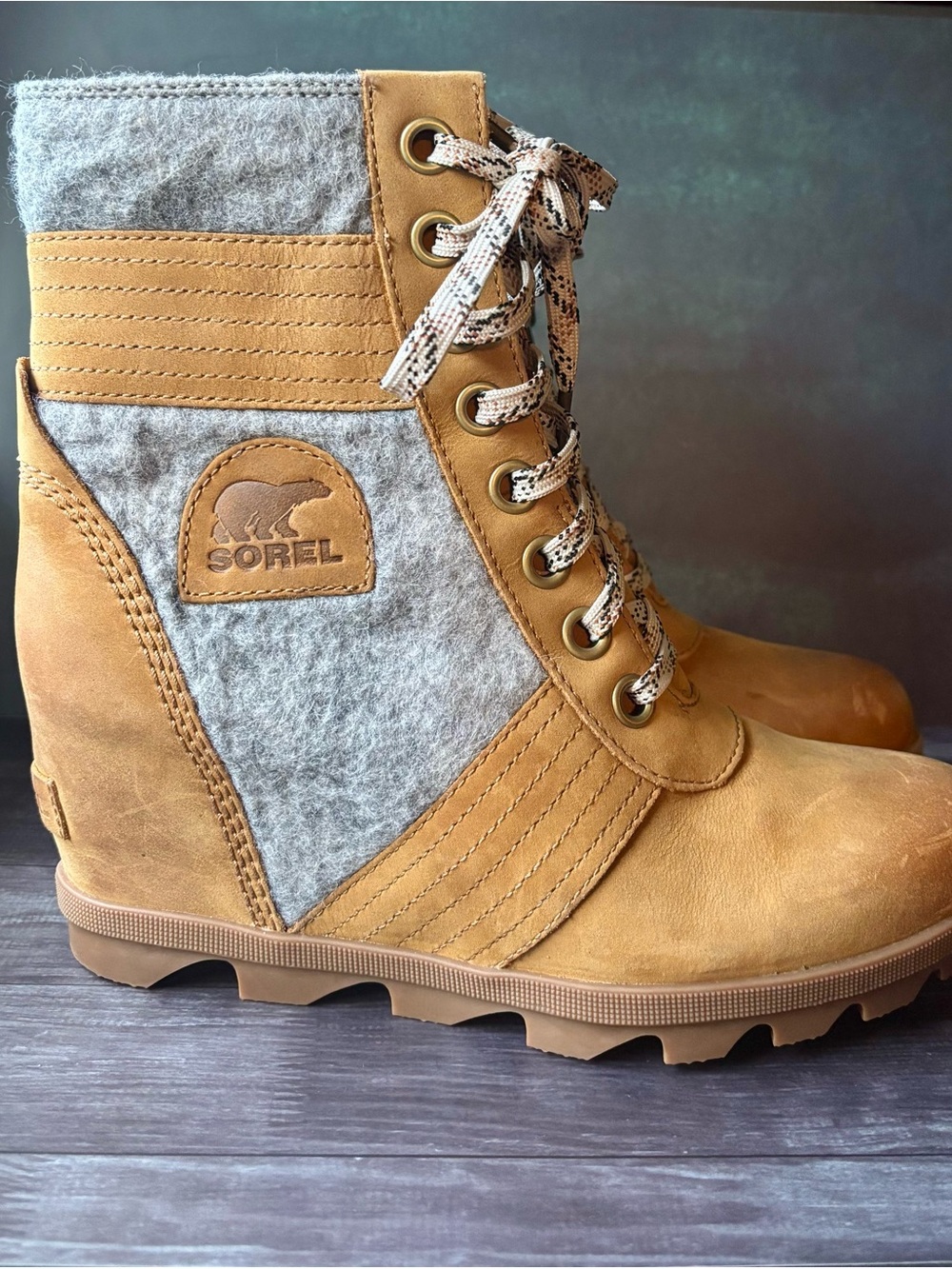 Sorel Lexie Wedge Boots featuring a camel brown. Women’s 8.5.